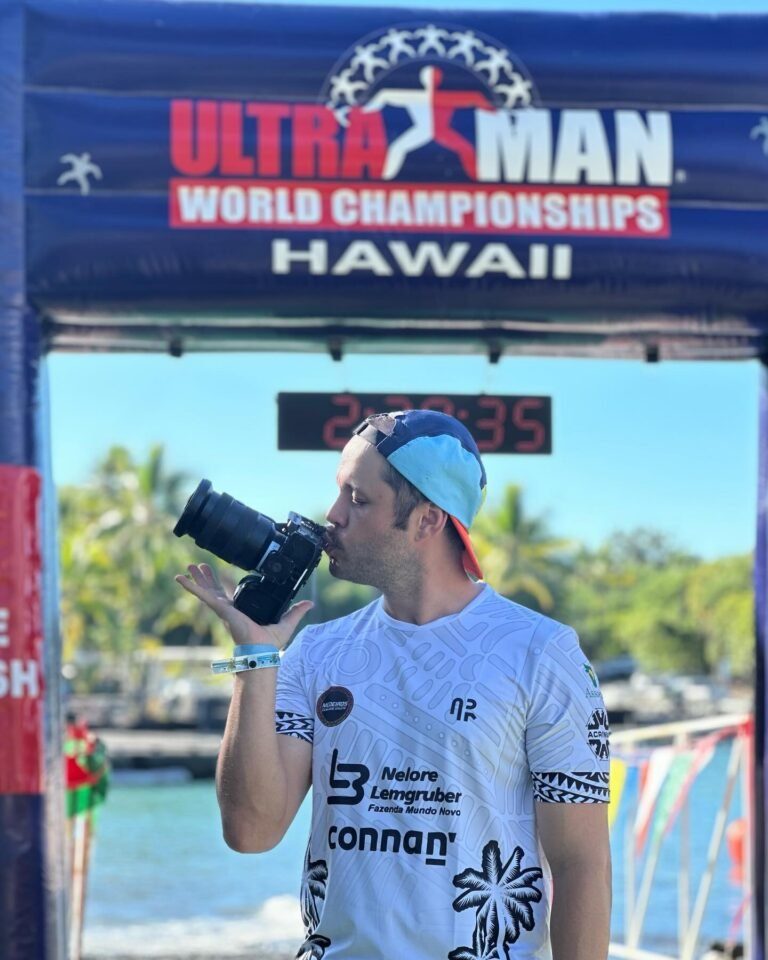 Fernando Celani com a câmera no Ultraman World Championships, no Havaí